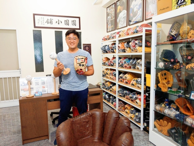 【圓圓小舖】去美國念書前來圓圓挑一咖美規手套唄~感謝成大博班生plus校隊球員陳同學 【圓圓小舖】去美國念書前來圓圓挑一咖美規手套唄~感謝成大博班生plus校隊球員陳同學