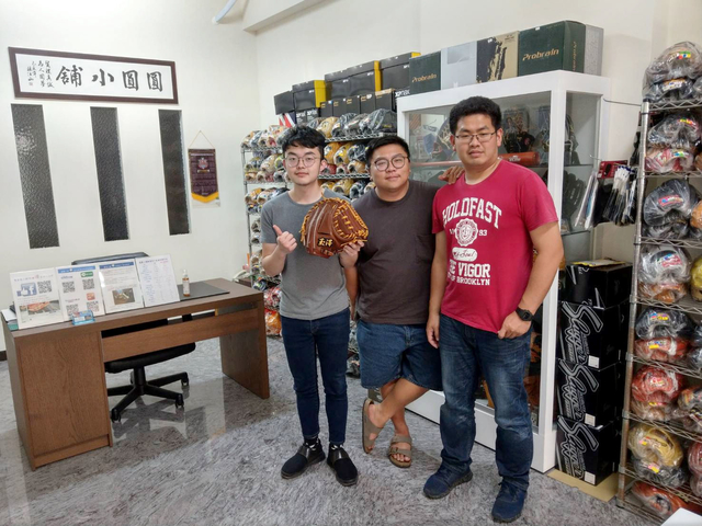 感謝宜蘭球友來圓圓選購玉澤捕手手套 感謝宜蘭球友來圓圓選購玉澤捕手手套