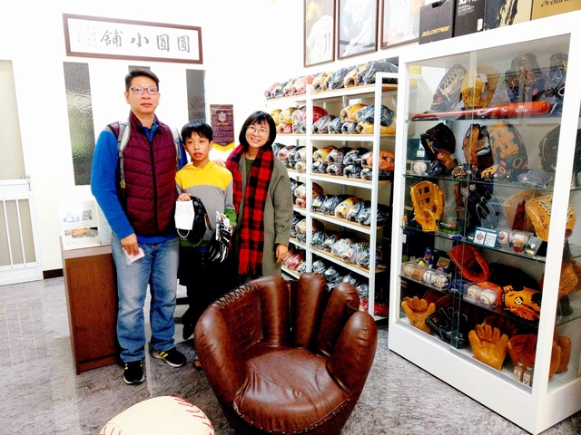 放寒假要做甚麼?當然就是買新手套囉^^~感謝雲林陳小弟弟 放寒假要做甚麼?當然就是買新手套囉^^~感謝雲林陳小弟弟