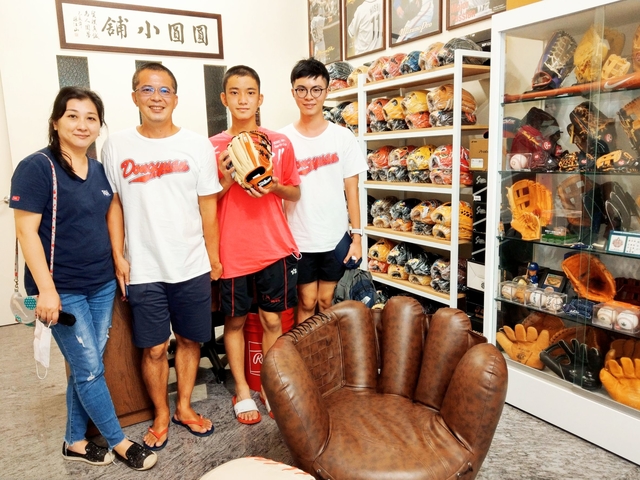 【圓圓小舖】少棒二刀流~台北東園國小棒球隊長莊昀融來訪圓圓小舖 ^^ 【圓圓小舖】少棒二刀流~台北東園國小棒球隊長莊昀融來訪圓圓小舖 ^^