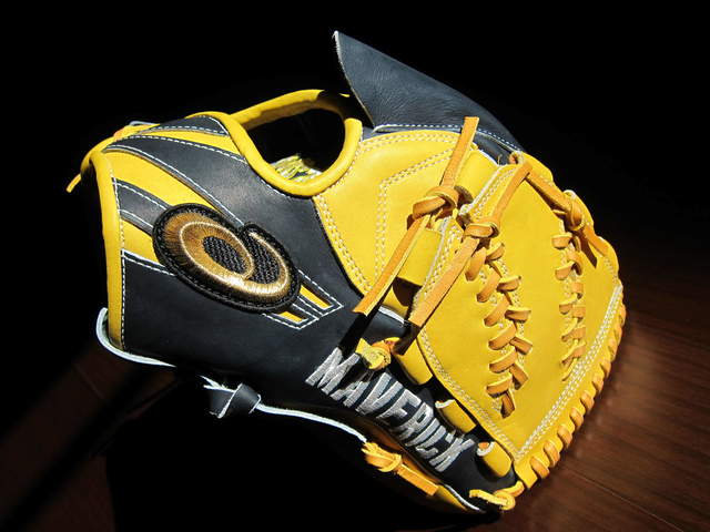 看了電影捍衛戰士才想訂做的棒球手套XD~日製硬式Asics Gold Stage special order (Maverick) 看了電影捍衛戰士才想訂做的棒球手套XD~日製硬式Asics Gold Stage special order (Maverick)