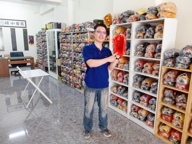 【圓圓小舖】老闆:還有沒有更貴的一朗手套?XD 【圓圓小舖】老闆:還有沒有更貴的一朗手套?XD