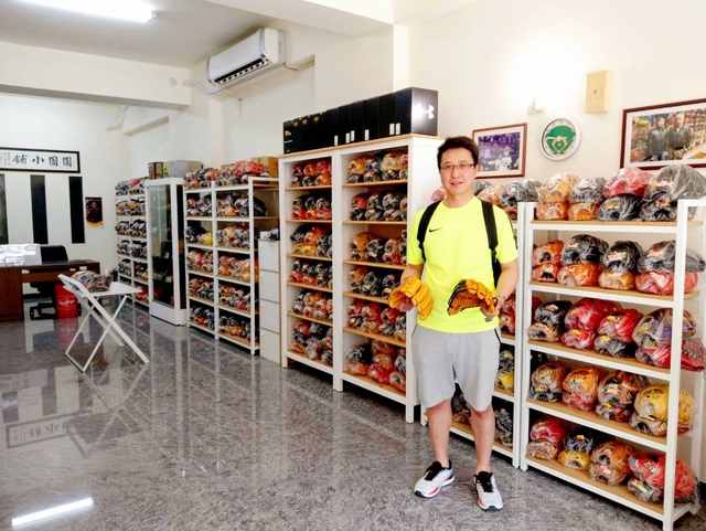 台中人都這麼愛Rawlings手套嗎?XD 台中人都這麼愛Rawlings手套嗎?XD