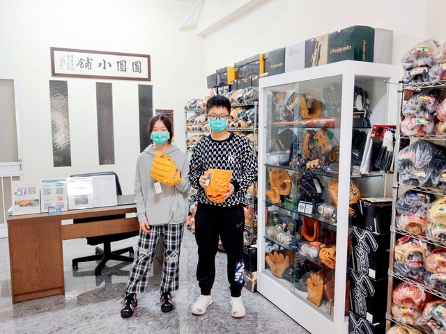 回台灣用健保?ㄟ…不是…是回台灣買手套啦XD~感謝廈門兄妹 回台灣用健保?ㄟ…不是…是回台灣買手套啦XD~感謝廈門兄妹