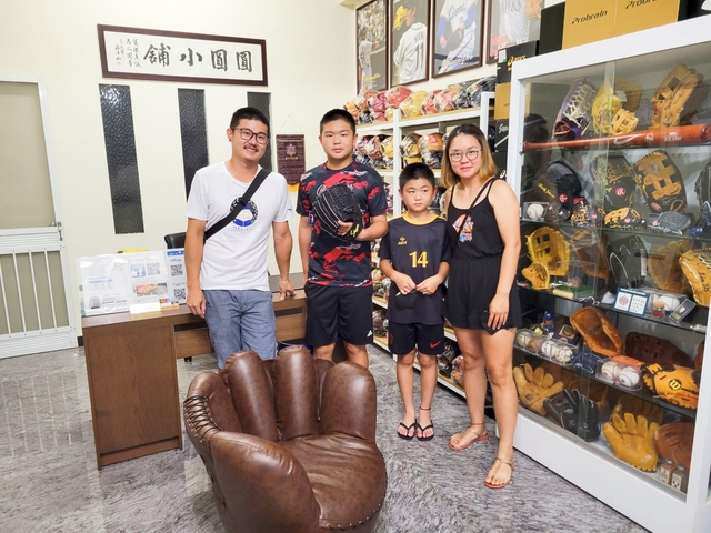 【圓圓小舖】日製手套的使用也是會遺傳的XD,感謝彰化棒球世家再度蒞臨小舖選購日製久保田手套:) 【圓圓小舖】日製手套的使用也是會遺傳的XD,感謝彰化棒球世家再度蒞臨小舖選購日製久保田手套:)