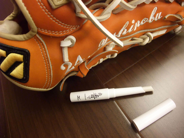 棒球手套也要擦口紅XD 棒球手套也要擦口紅XD