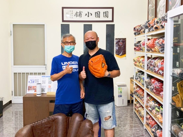 【圓圓小舖】一個月入手四咖日本製捕手手套的台北廖大哥 【圓圓小舖】一個月入手四咖日本製捕手手套的台北廖大哥