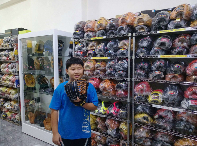 2017.7.29 UA棒球手套勢力不斷蔓延中XD 2017.7.29 UA棒球手套勢力不斷蔓延中XD