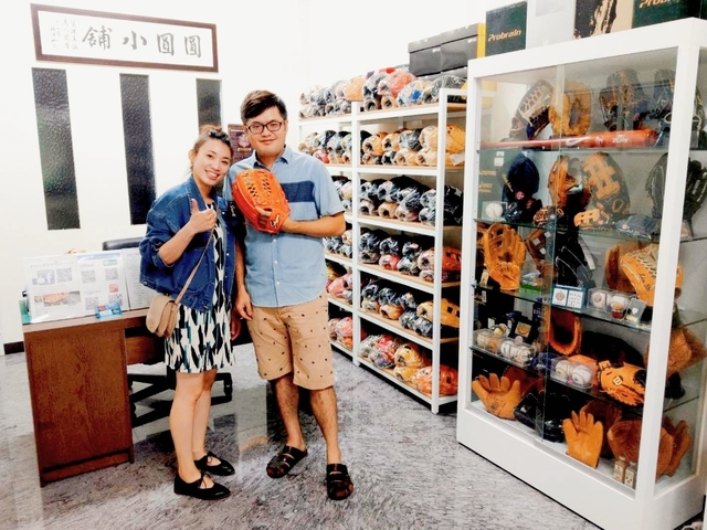 每一個野球人的背後都有一個偉大的女人……幫忙買手套XD 每一個野球人的背後都有一個偉大的女人……幫忙買手套XD