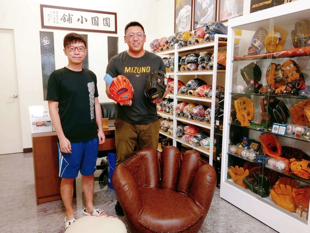 【圓圓小舖】特地帶mizuno pro奧運藍標手套來拍照的台中薛大哥^^y 【圓圓小舖】特地帶mizuno pro奧運藍標手套來拍照的台中薛大哥^^y