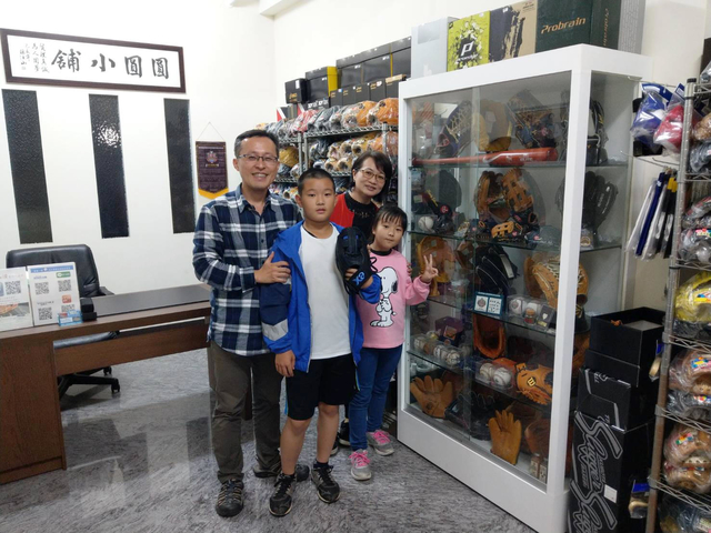 小學生也趕上潮流哈日製手套~~~ 小學生也趕上潮流哈日製手套~~~