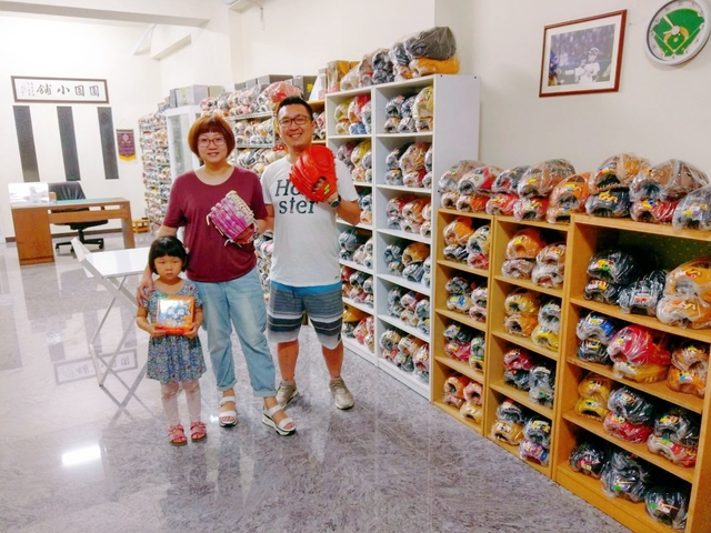 棒球手套也是讓夫妻感情加溫的媒介^^y 棒球手套也是讓夫妻感情加溫的媒介^^y