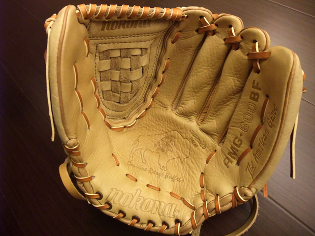 <手套欣賞> 美製 NOKONA 全水牛皮系列 buffalo series (誰說棒球手套不會增值呢XD) <手套欣賞> 美製 NOKONA 全水牛皮系列 buffalo series (誰說棒球手套不會增值呢XD)