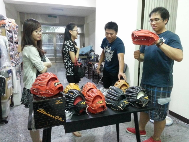 颱風天也要買手套~一種風雨無阻的概念XD 颱風天也要買手套~一種風雨無阻的概念XD