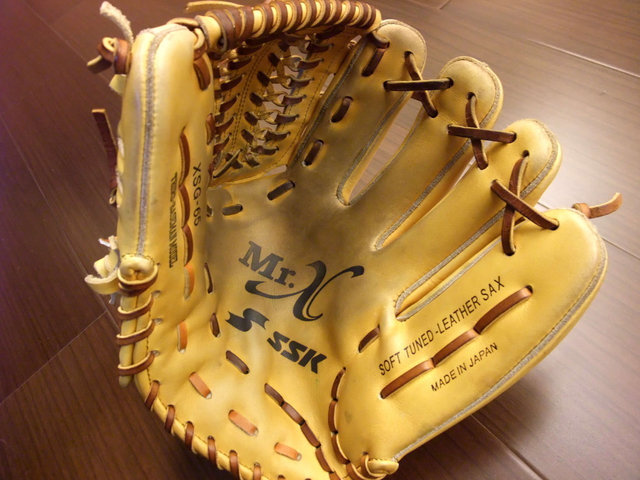 棒球手套就是要用啊,不然咧?XD 棒球手套就是要用啊,不然咧?XD