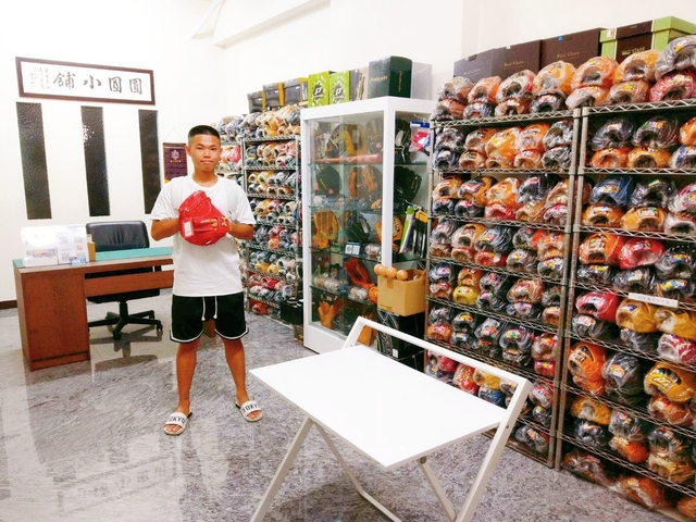 從美國飛回台灣到圓圓小舖買日製捕套的楊同學~~ 從美國飛回台灣到圓圓小舖買日製捕套的楊同學~~