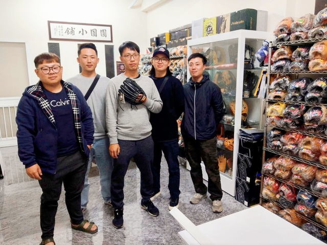 買手套就是要大夥一起揪著去~感謝屏東球友^^ 買手套就是要大夥一起揪著去~感謝屏東球友^^