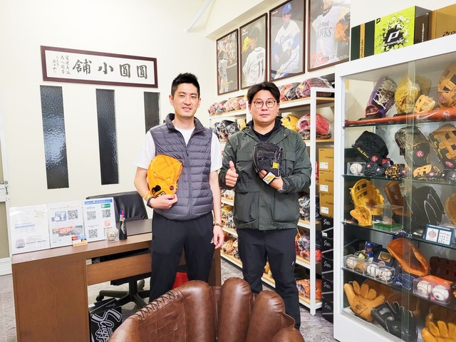 【圓圓小舖】被推坑的人比推坑的人買的更多合理嗎?XD~高雄球友的阪神虎手套雙套合璧^^ 【圓圓小舖】被推坑的人比推坑的人買的更多合理嗎?XD~高雄球友的阪神虎手套雙套合璧^^