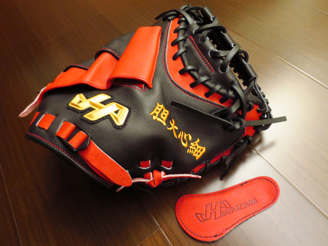 【圓圓小舖】大亨堡跟披薩該選哪個?~日製硬式HATAKEYAMA PRO-M62 心系列 甲斐拓也特別訂製捕手手套(膽大心細) 【圓圓小舖】大亨堡跟披薩該選哪個?~日製硬式HATAKEYAMA PRO-M62 心系列 甲斐拓也特別訂製捕手手套(膽大心細)