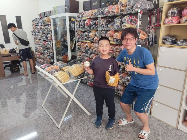 第一次遇到這麼有緣的球友XD~周爸爸+周小弟買手套記 第一次遇到這麼有緣的球友XD~周爸爸+周小弟買手套記