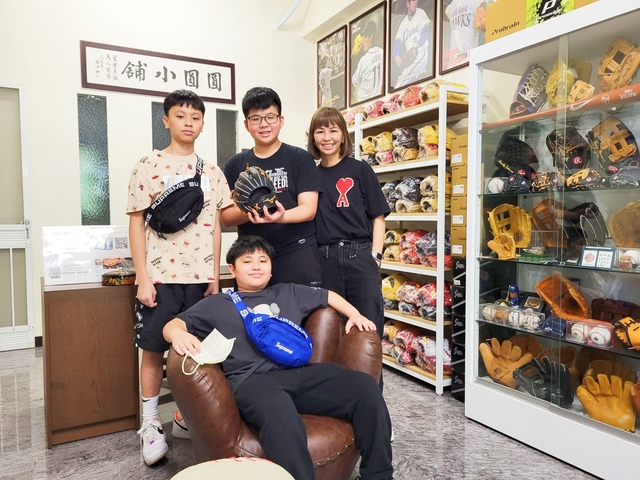 【圓圓小舖】桃園辣媽帶小帥哥來跟圓圓交關mizuno pro 金標棒球手套^^ 【圓圓小舖】桃園辣媽帶小帥哥來跟圓圓交關mizuno pro 金標棒球手套^^