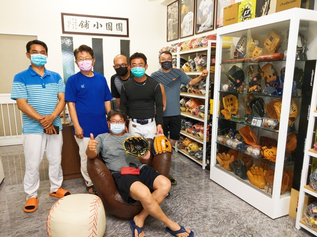 【圓圓小舖】不姓羅或林也可以喜歡羅林手套XD~感謝嘉義球友^^ 【圓圓小舖】不姓羅或林也可以喜歡羅林手套XD~感謝嘉義球友^^