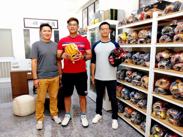 【圓圓小舖】從台東來逛圓圓小舖的熱血球友!!! 【圓圓小舖】從台東來逛圓圓小舖的熱血球友!!!