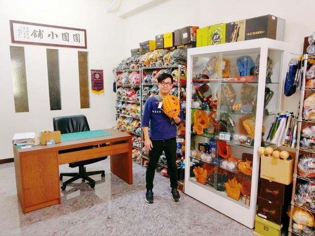 澳門首位搭機來圓圓小舖買手套的貴賓羅先生~ 澳門首位搭機來圓圓小舖買手套的貴賓羅先生~