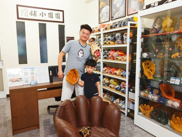 【圓圓小舖】台南父子檔一同來圓圓挑棒球手套^^ 【圓圓小舖】台南父子檔一同來圓圓挑棒球手套^^