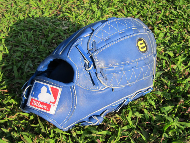 意外入手的藍色小精靈 Wilson A2000 (MLB手口標) 意外入手的藍色小精靈 Wilson A2000 (MLB手口標)