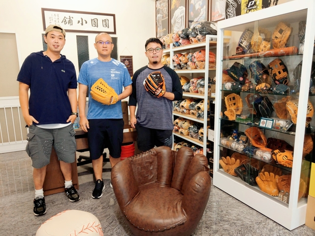 【圓圓小舖】疫情趨緩後結伴來買手套就是過癮啊^^~感謝彰化三兄弟的蒞臨 【圓圓小舖】疫情趨緩後結伴來買手套就是過癮啊^^~感謝彰化三兄弟的蒞臨