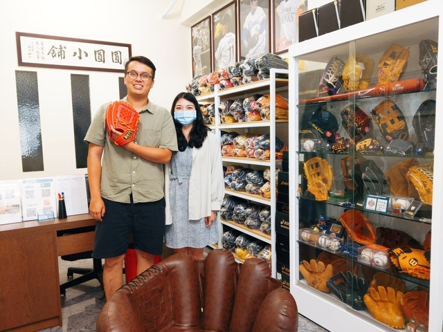 【圓圓小舖】人生的第一咖日製硬式手套就在圓圓購入~感謝遠從宜蘭來訪小舖的王大哥~