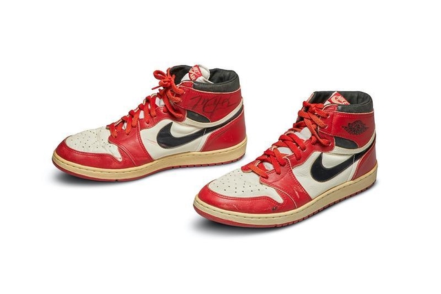 https___hk.hypebeast.com_files_2020_05_https___hypebeast.com_image_2020_05_sothebys-auctions-michael-air-jordan-1-sneakers-1985-info-1-1.jpg - 網誌用的圖片