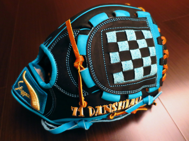 <手套欣賞>人生就像久保田，你永遠不會知道下一咖會拿到甚麼品質XD~水藍色日製久保田棒球手套^^