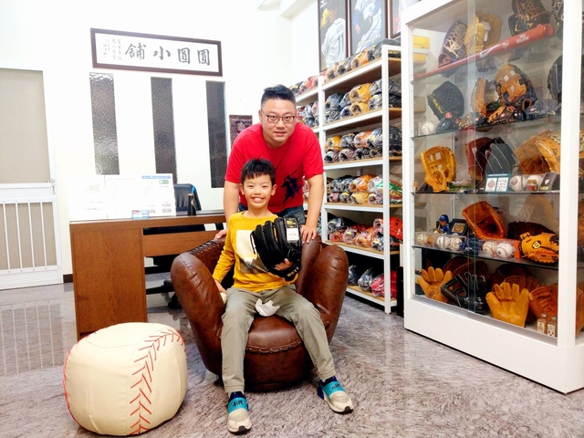 【圓圓小舖】原本只是想買一顆棒球，卻莫名其妙帶了一咖日製手套回家XD~感謝桃園郭先生