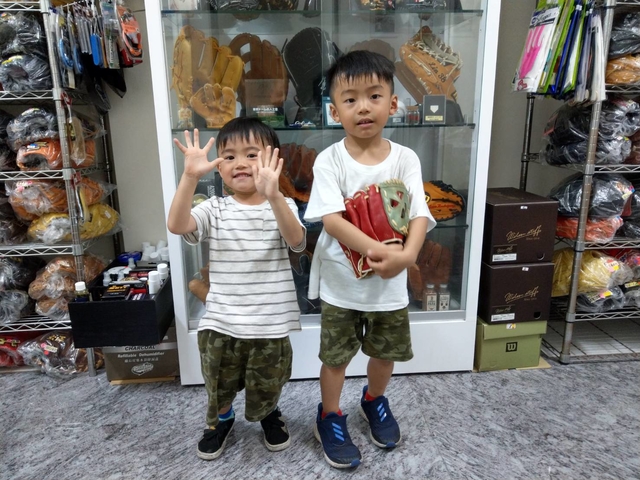 可愛的幼兒園小朋友到圓圓小舖買手套^^