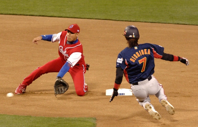 2006-wbc-yulieski-gourriel-guards-second-base.jpg - Rawlings 西岡剛