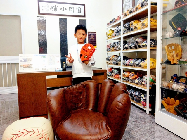 【圓圓小舖】台北的小粉絲蔡小弟弟來跟圓圓買Descente內野手套